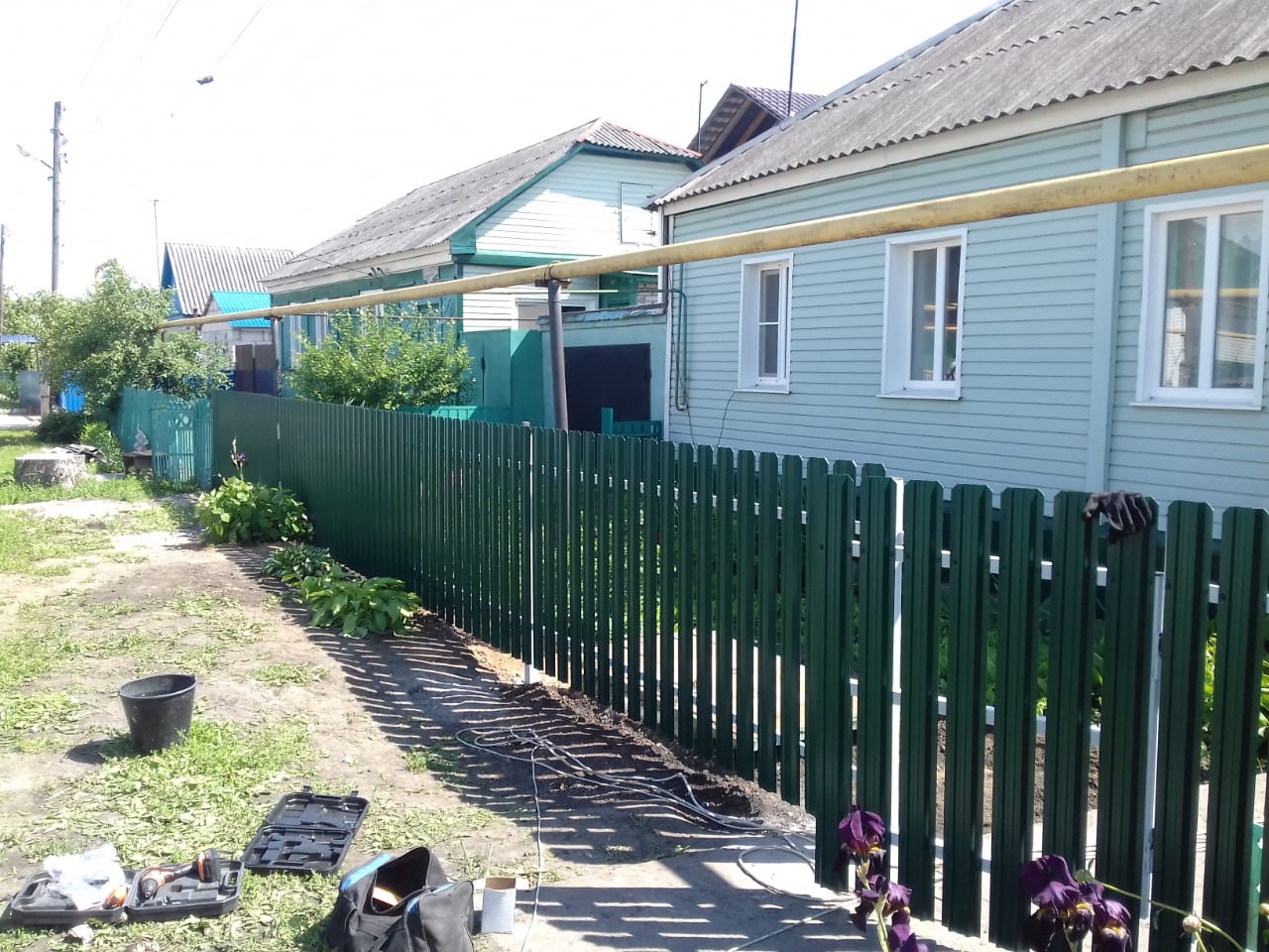 Комбинированный забор 25м штакетник и профлист, ворота, калитка фото в Ессентуках