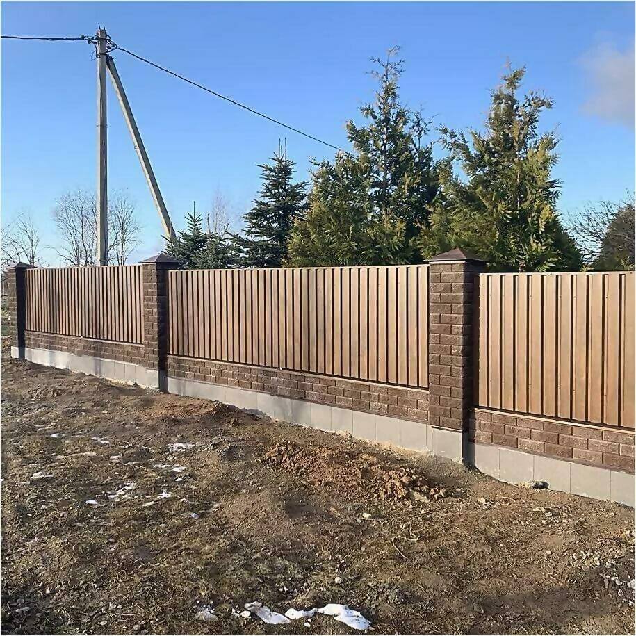 Забор из профлиста НС-21 цвет Printech темное дерево фото1 в Ессентуках