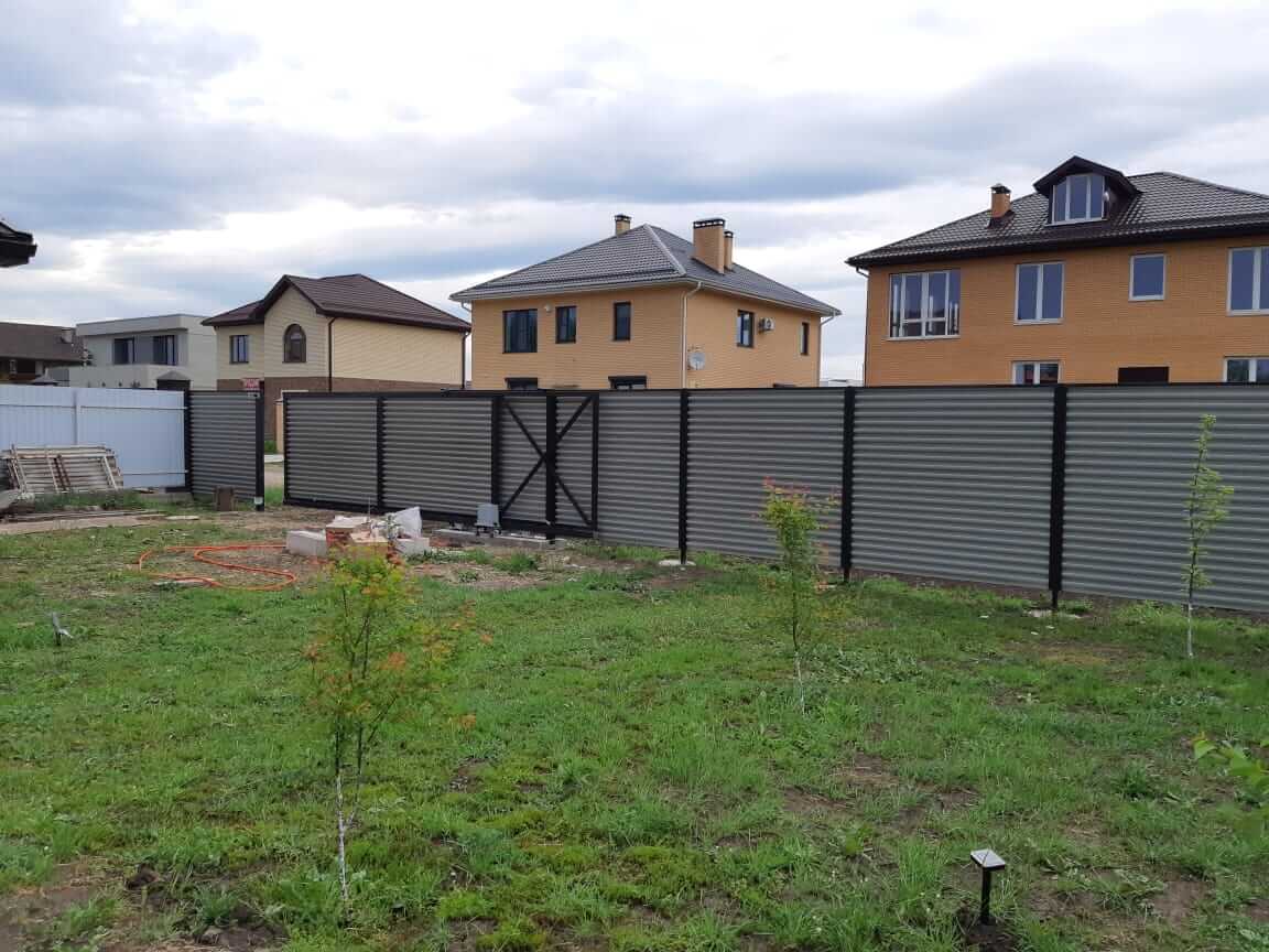 zabor-zhalyuzi-ral8019-temnyy-shokolad-foto3 в Ессентуках