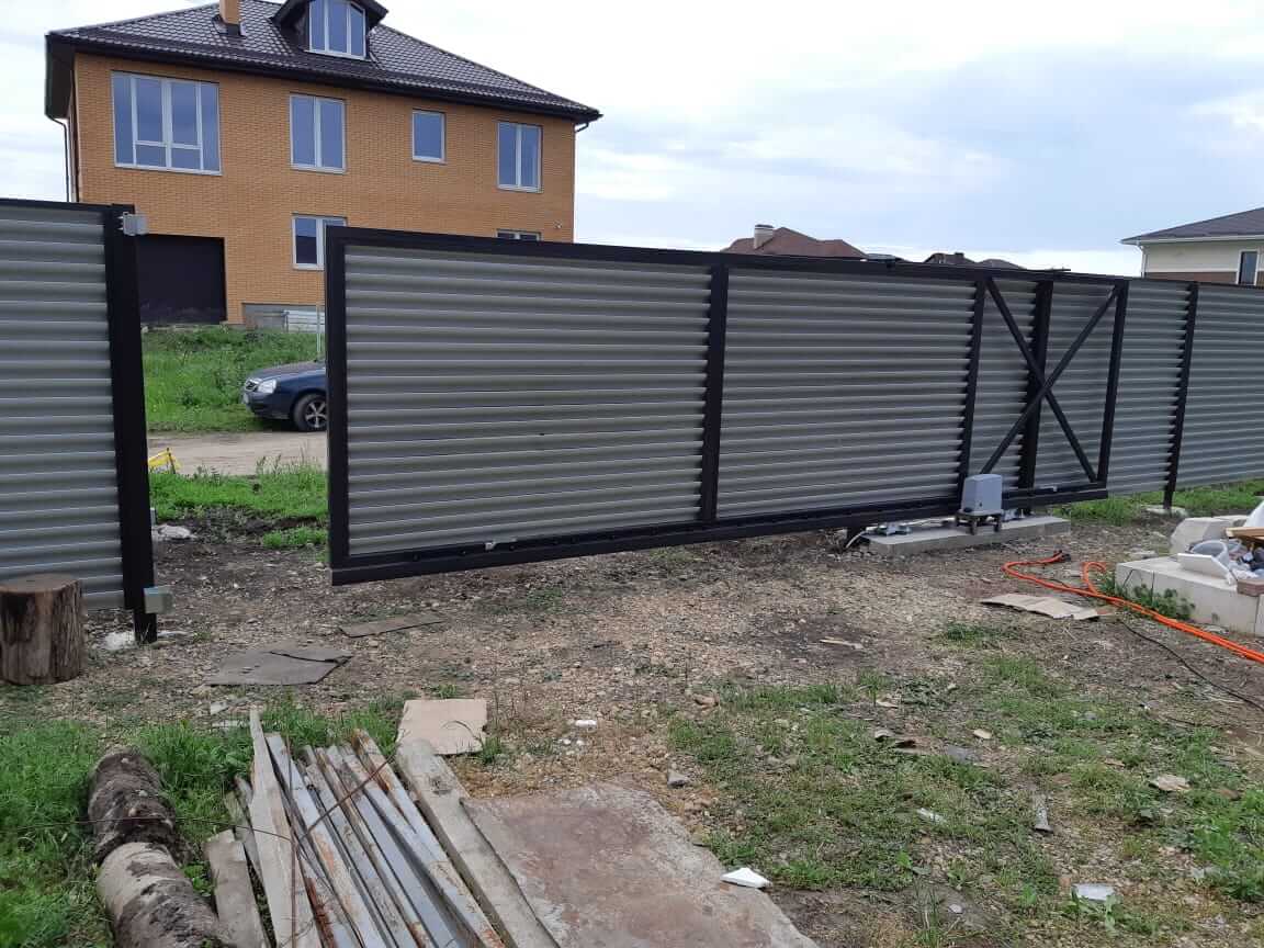zabor-zhalyuzi-ral8019-temnyy-shokolad-foto4 в Ессентуках
