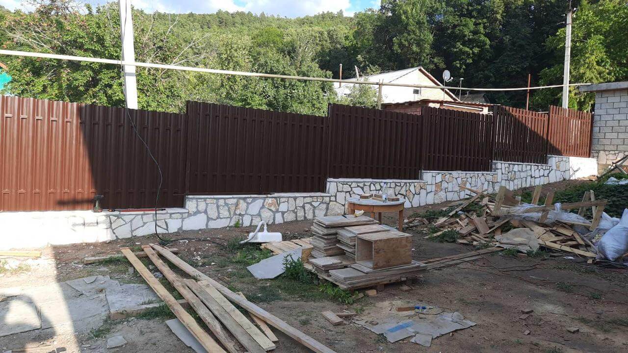 забор из штакетника шоколад двухсторонний фото1 в Ессентуках