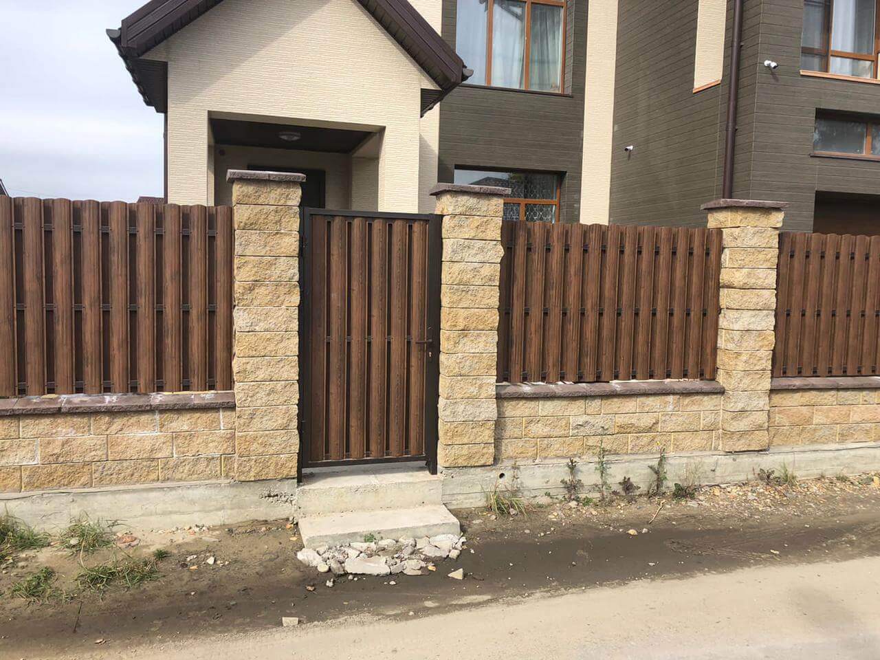 забор из штакетника каштан двухсторонний фото2 в Ессентуках