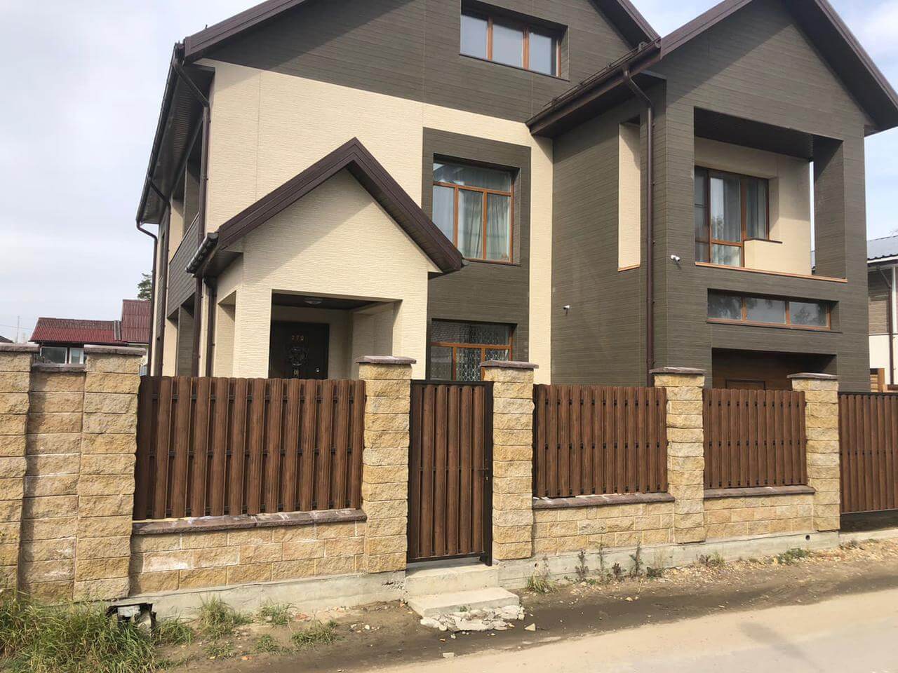 забор из штакетника каштан двухсторонний фото1 в Ессентуках