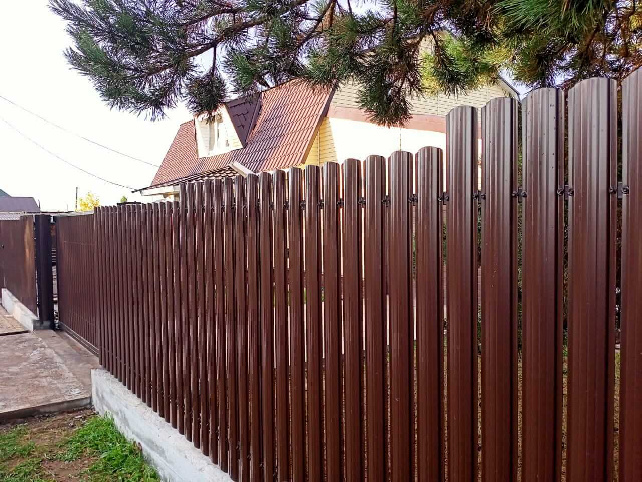 забор из штакетника шоколад фото1 в Ессентуках