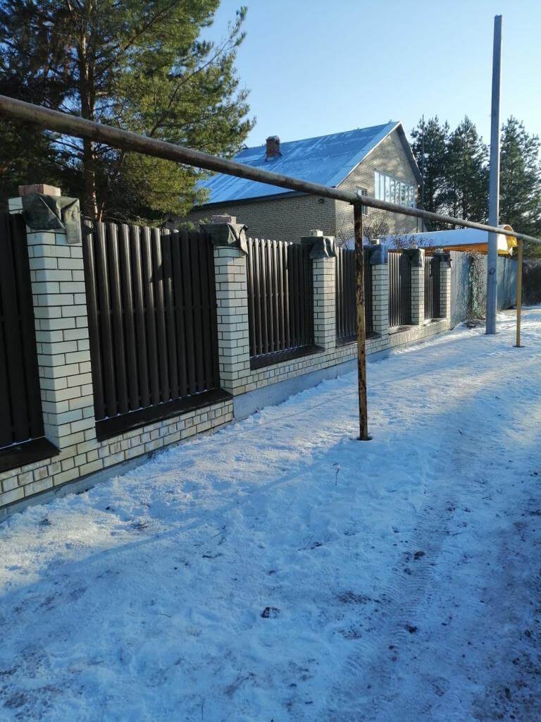 Забор из штакетника RAL8017 Шоколад в Ессентуках