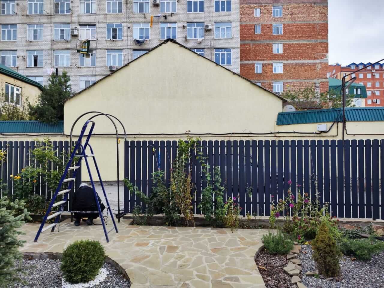 Забор из металлоштакетника RAL7024/7024 Серый Графит двусторонний матовый фото 4 в Ессентуках