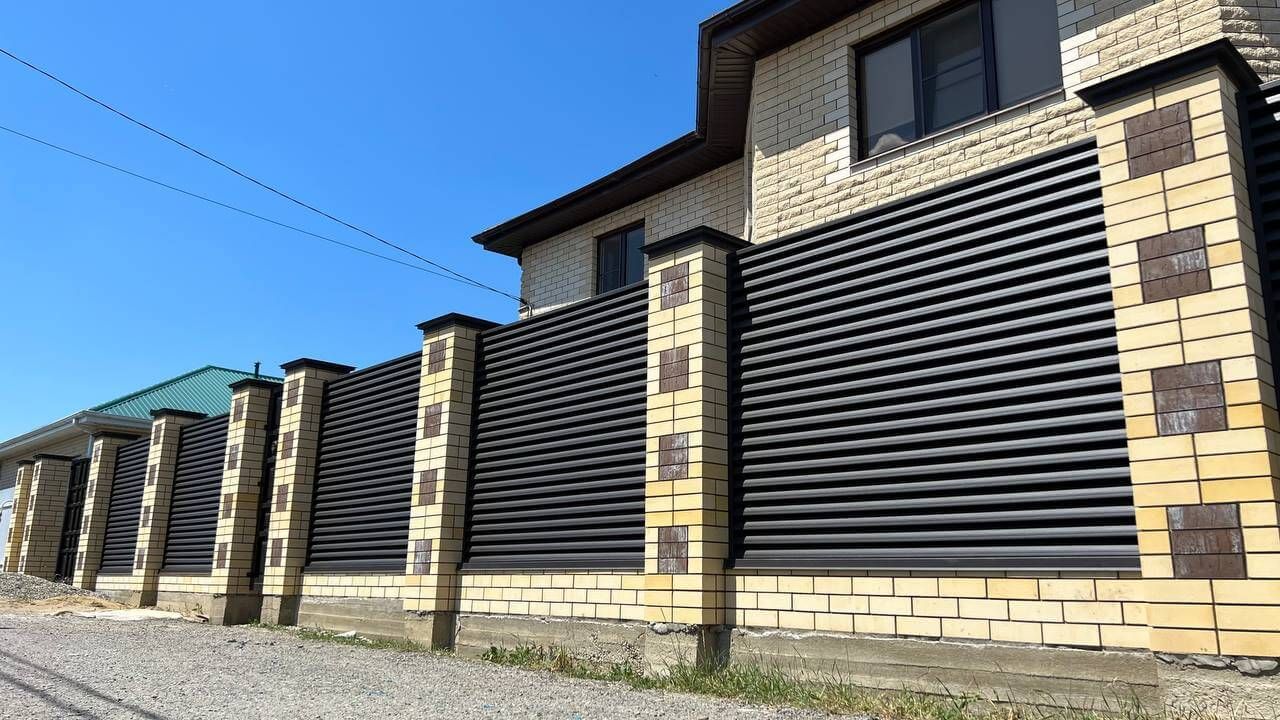 Забор-жалюзи 45м RAL8019 Темный Шоколад матовый в Ессентуках