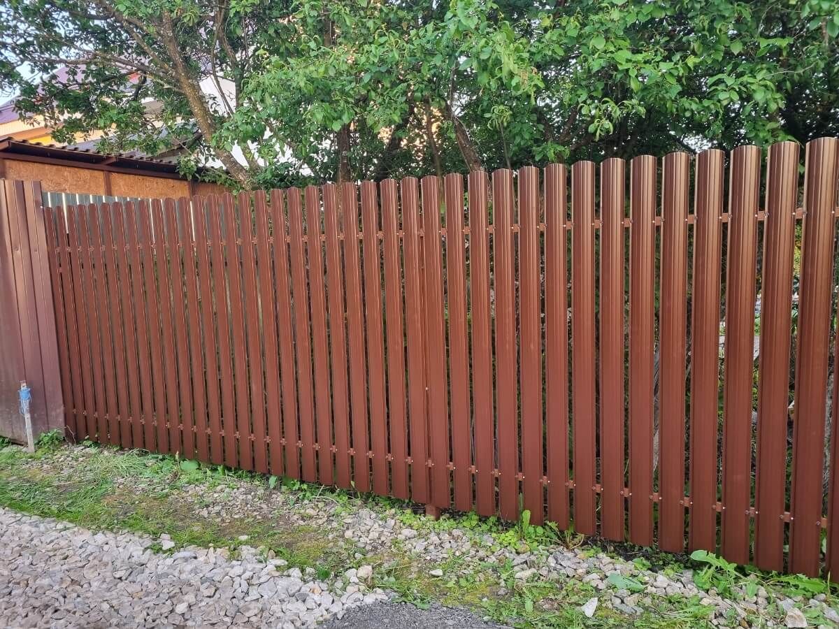 Забор из полукруглого штакетника 16м RAL8017/RAL8017 Шоколад 2-х сторонний в Ессентуках