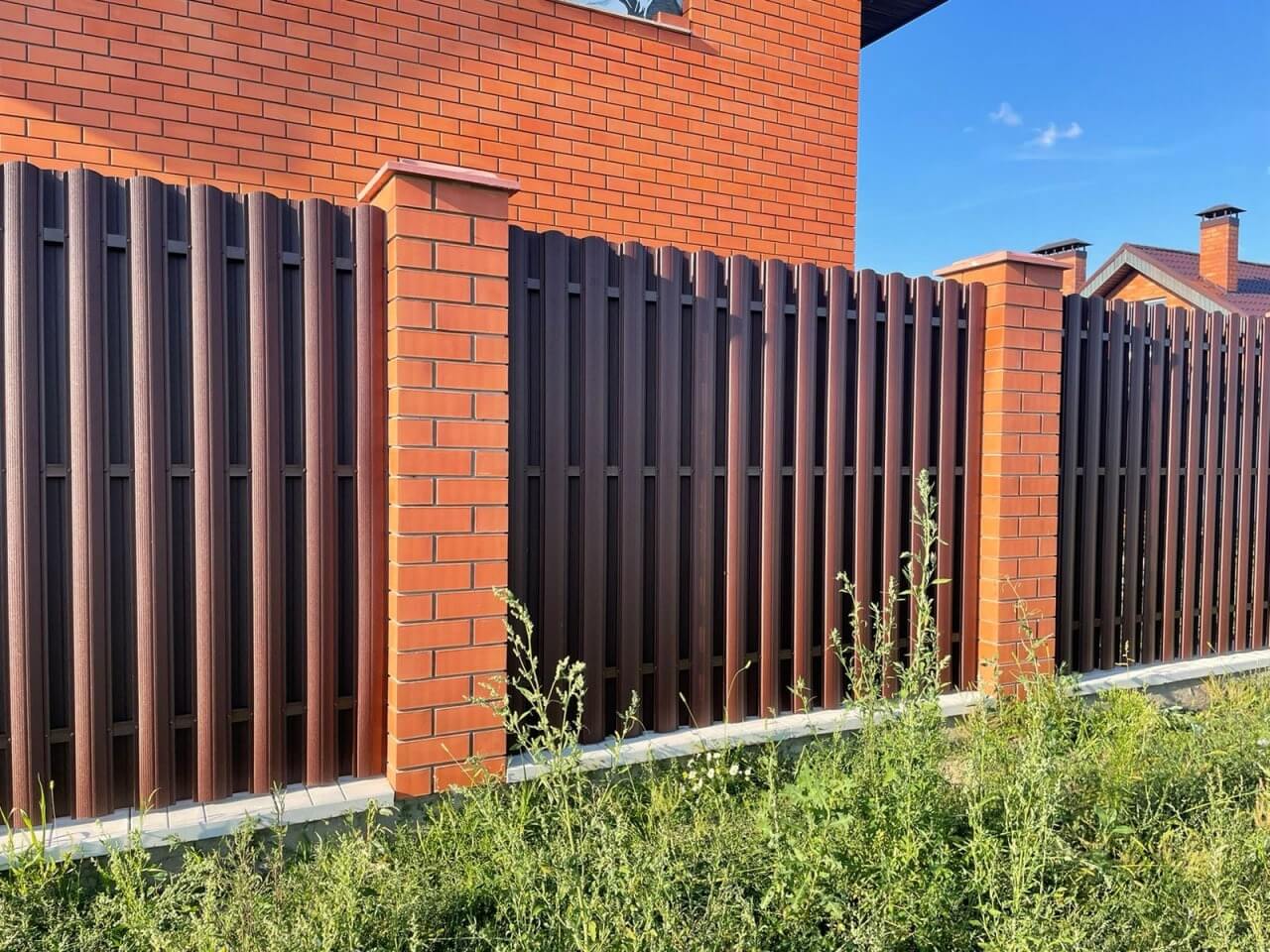 Забор из фигурного штакетника 23м RAL8017/8017 Шоколад двусторонний фото 3 в Ессентуках