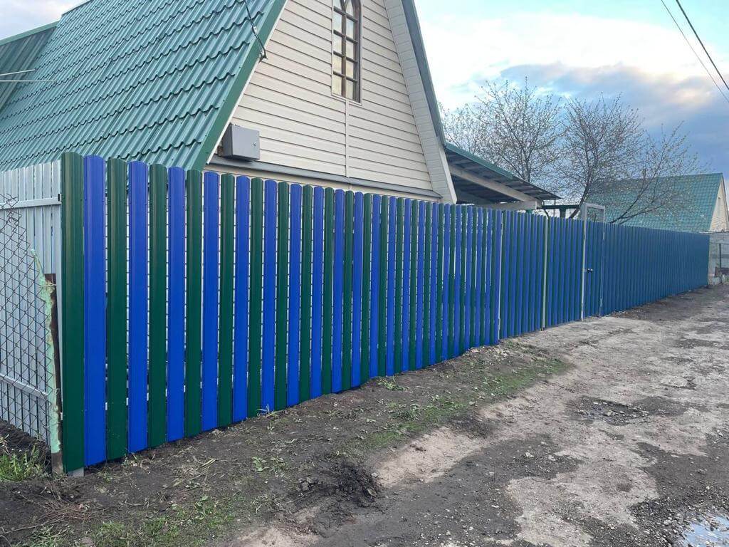 Забор из штакетника двух цветов 16м RAL6005 Зеленый Мох + RAL5002 Синий Ультрамарин фото 2 в Ессентуках