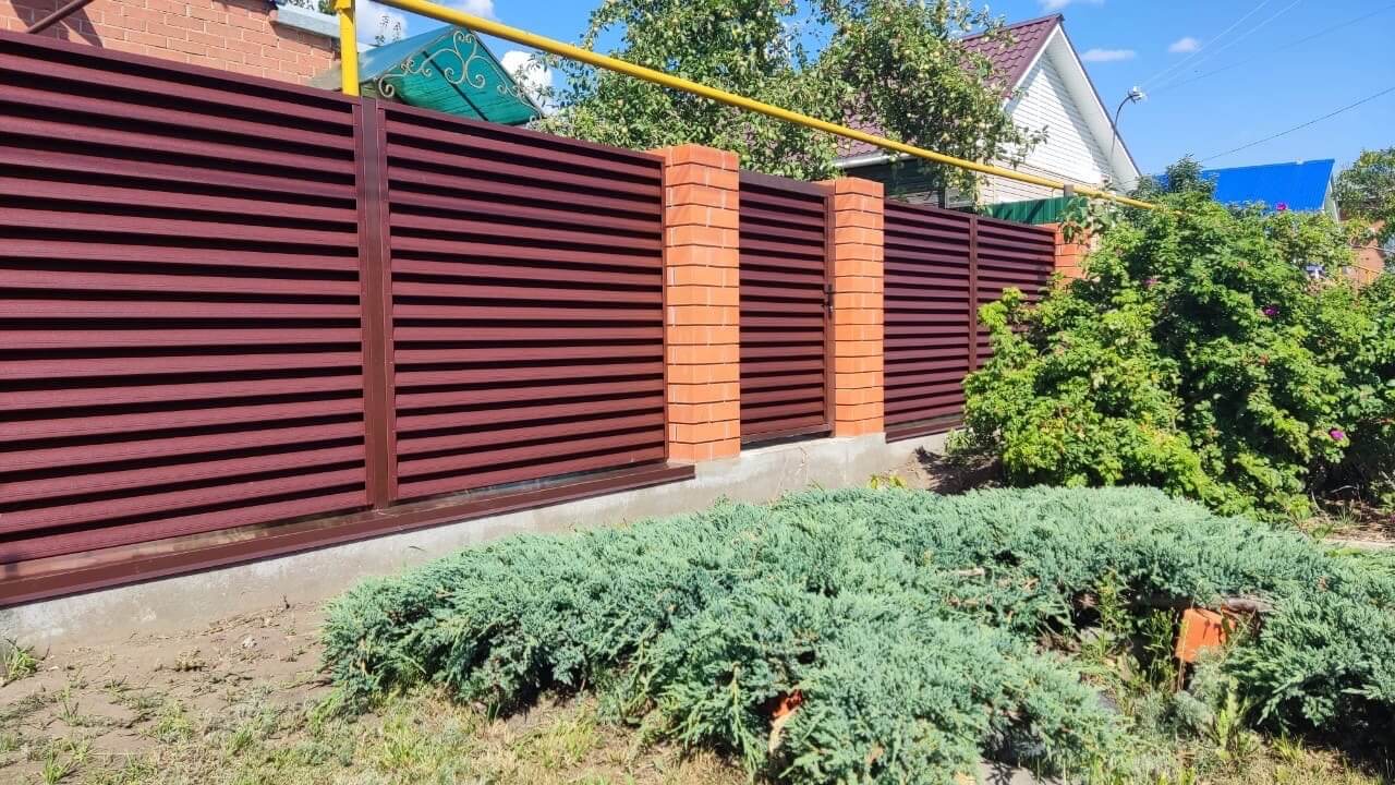 Забор-жалюзи из ламелей Еврожалюзи 20м RAL8017 Шоколад фото 1 в Ессентуках