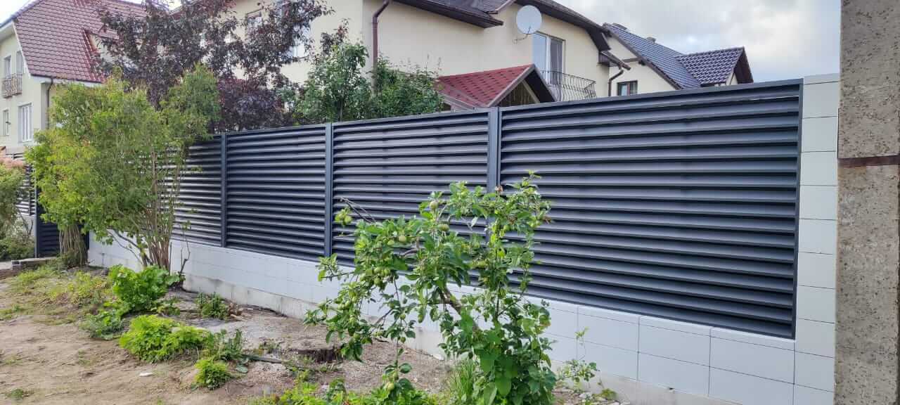 Забор-жалюзи из ламелей ЭКО-Z 17м RAL7024 Серый Графит фото 6 в Ессентуках