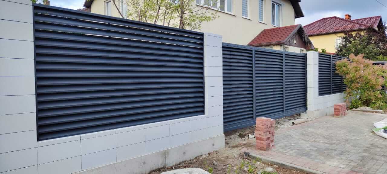 Забор-жалюзи из ламелей ЭКО-Z 17м RAL7024 Серый Графит фото 2 в Ессентуках
