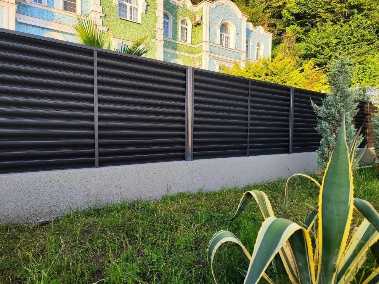 Забор-жалюзи из ламелей еврожалюзи 24м RAL7024 Серый Графит фото 5 в Ессентуках
