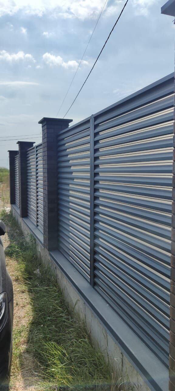 Забор-жалюзи в заполнении ламелями ЭКО-Z-US (усиленные) 25м RAL7024 Серый Графит МАТТЕ фото 3 в Ессентуках