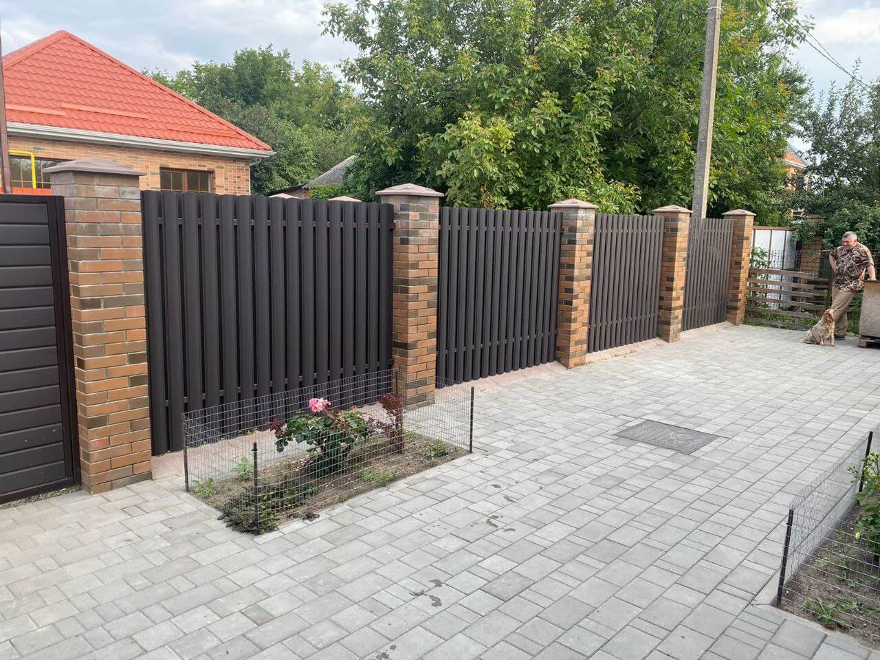 Забор из штакетника полукруглого 22м RAL8019 Темный Шоколад МАТТЕ фото 3 в Ессентуках