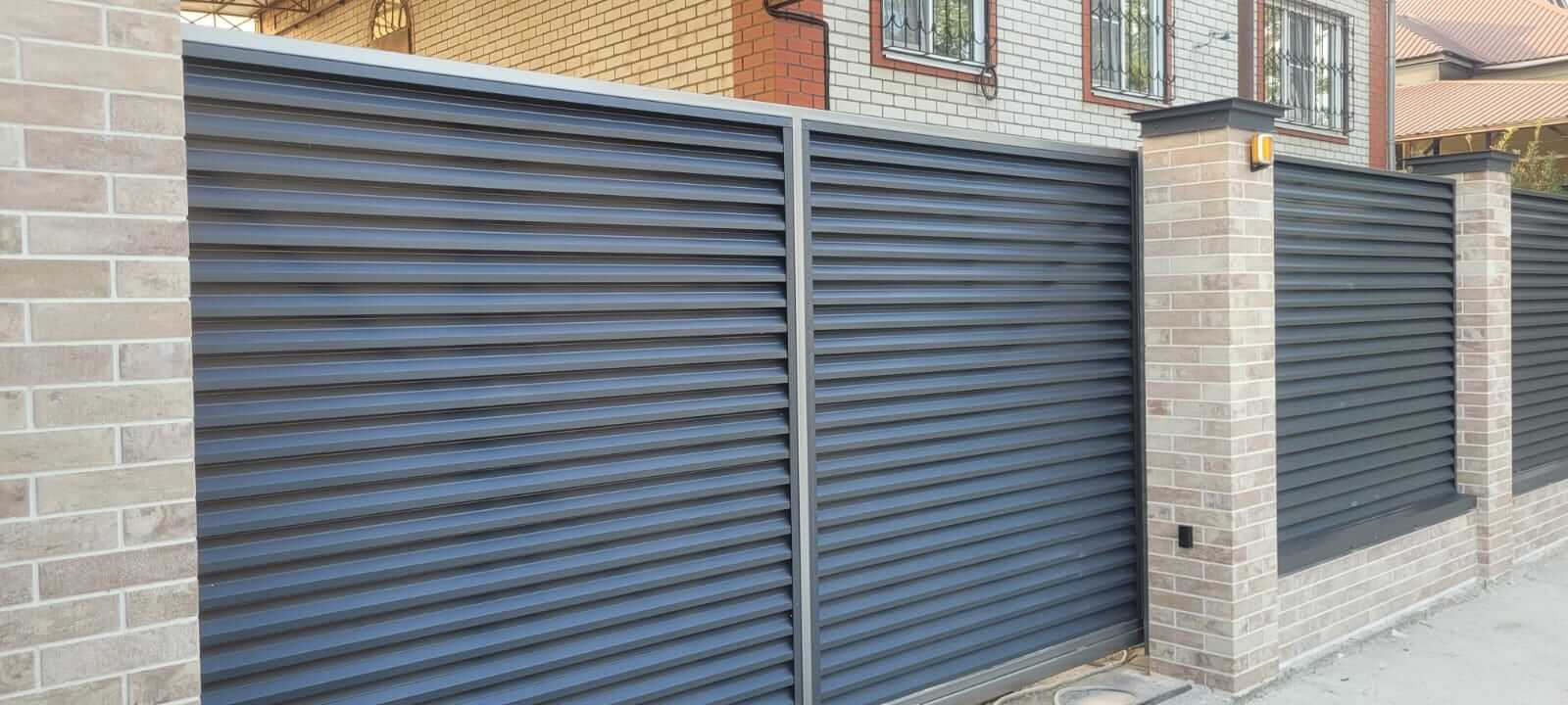 Забор-жалюзи с ламелями ЭКО-Z US усиленные 20м RAL7024/7024 Серый Графит двусторонний МАТТЕ фото 9 в Ессентуках