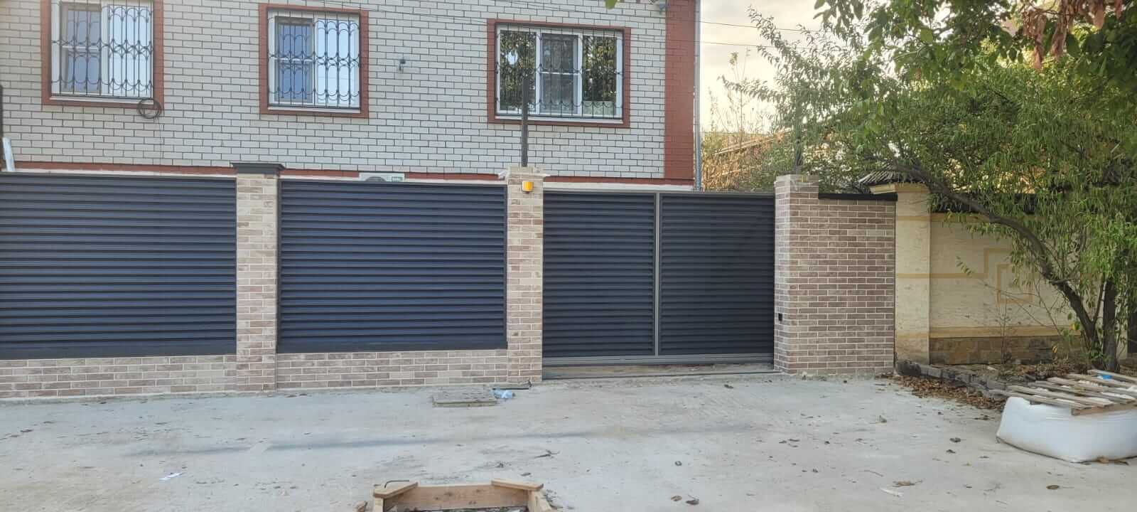 Забор-жалюзи с ламелями ЭКО-Z US усиленные 20м RAL7024/7024 Серый Графит двусторонний МАТТЕ фото 2 в Ессентуках