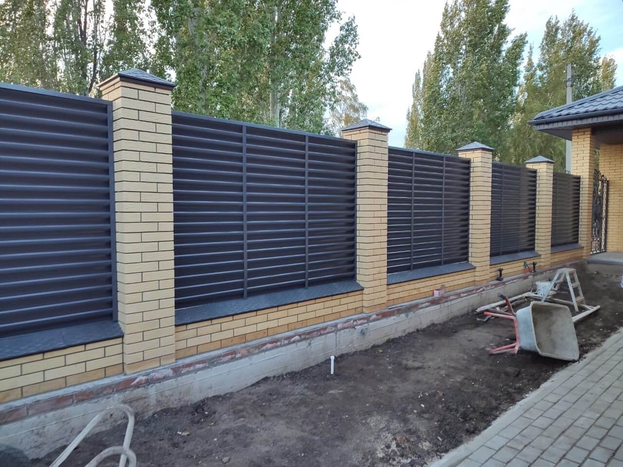 Забор-жалюзи с ламелями Еврожалюзи 16м RAL7024/7024 Серый Графит двусторонний фото 3 в Ессентуках