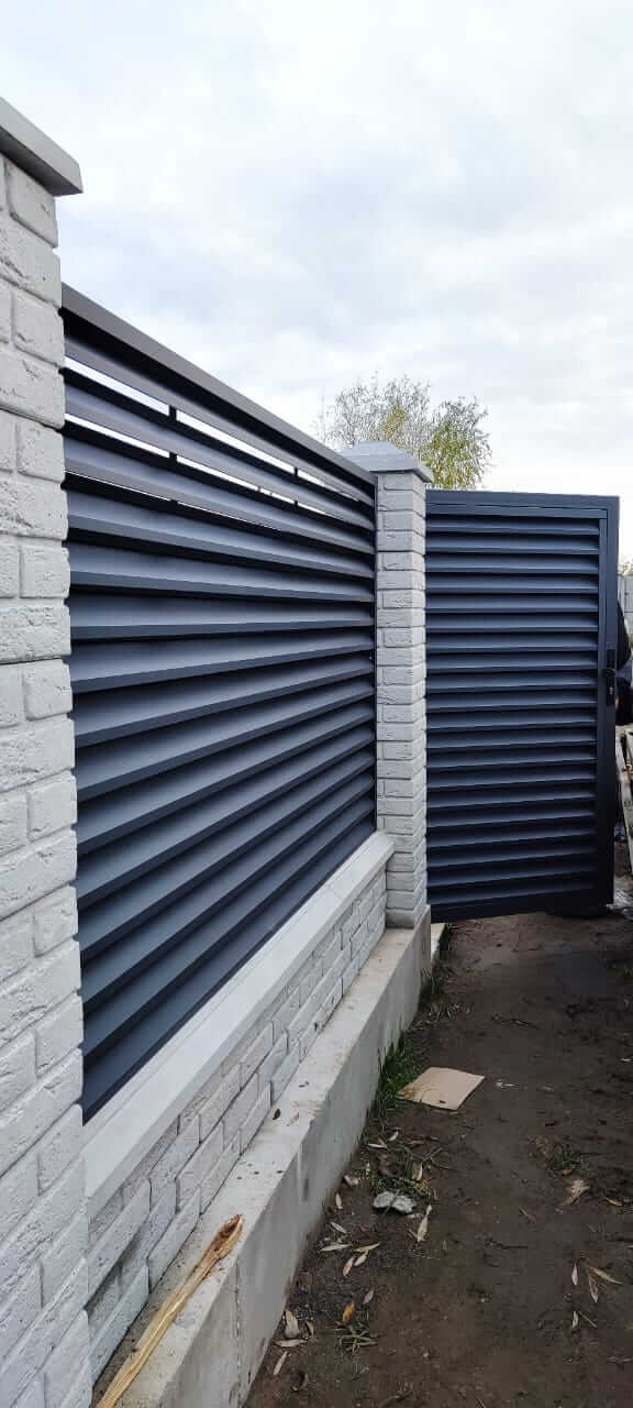 Забор-жалюзи из ламелей ЭКО-Z 32м RAL7024 Серый Графит МАТТЕ фото 4 в Ессентуках