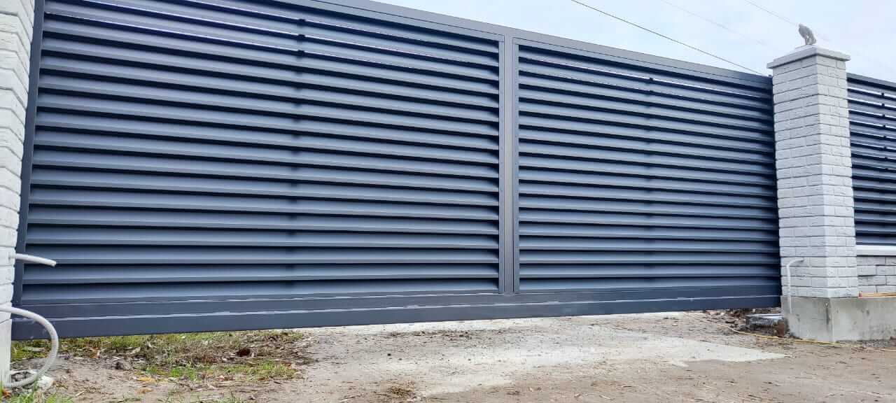 Забор-жалюзи из ламелей ЭКО-Z 32м RAL7024 Серый Графит МАТТЕ фото 3 в Ессентуках