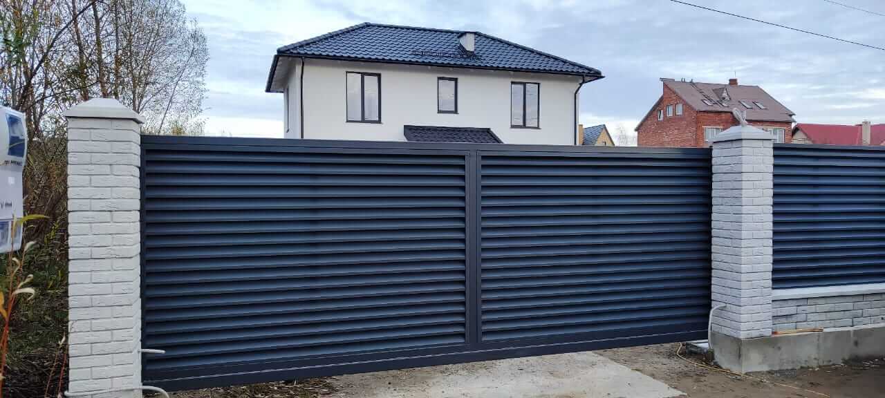 Забор-жалюзи из ламелей ЭКО-Z 32м RAL7024 Серый Графит МАТТЕ фото 2 в Ессентуках