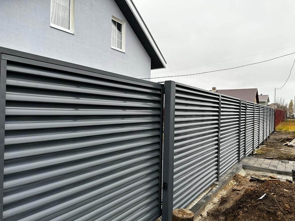 Забор-жалюзи из ламелей Еврожалюзи 28м RAL7024/7024 Серый Графит двусторонний фото 4 в Ессентуках
