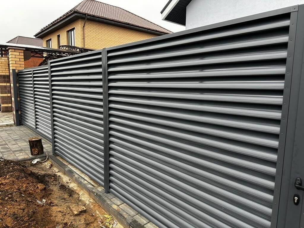 Забор-жалюзи из ламелей Еврожалюзи 28м RAL7024/7024 Серый Графит двусторонний фото 2 в Ессентуках