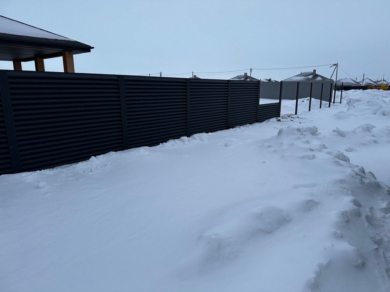 Забор-жалюзи из ламелей еврожалюзи 57м RAL7024 Серый Графит МАТТЕ фото 6 в Ессентуках