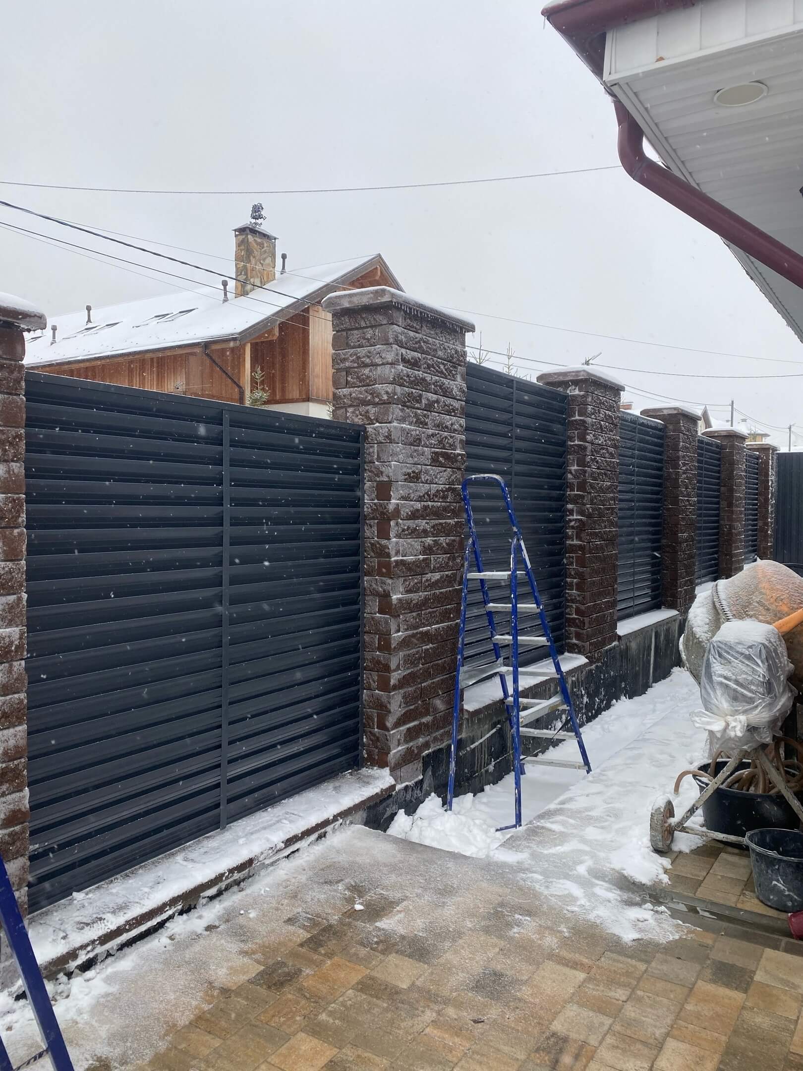 Забор-жалюзи из ламелей ЭКО-Z 44м RAL7024/7024 Серый Графит двусторонний фото 3 в Ессентуках