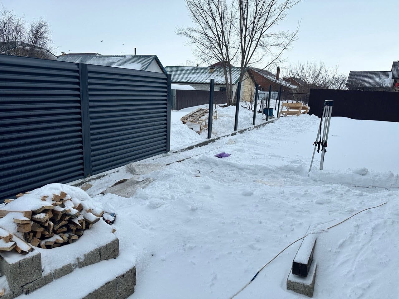 Забор-жалюзи из ламелей Еврожалюзи 32м RAL7024/7024 Серый Графит двусторонний фото 3 в Ессентуках
