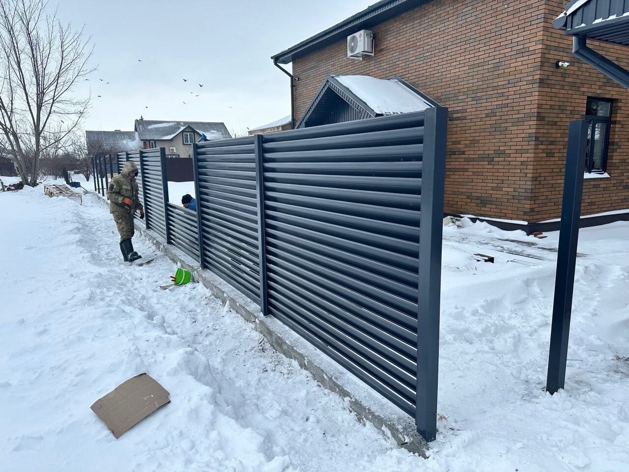 Забор-жалюзи из ламелей Еврожалюзи 32м RAL7024/7024 Серый Графит двусторонний фото 2 в Ессентуках