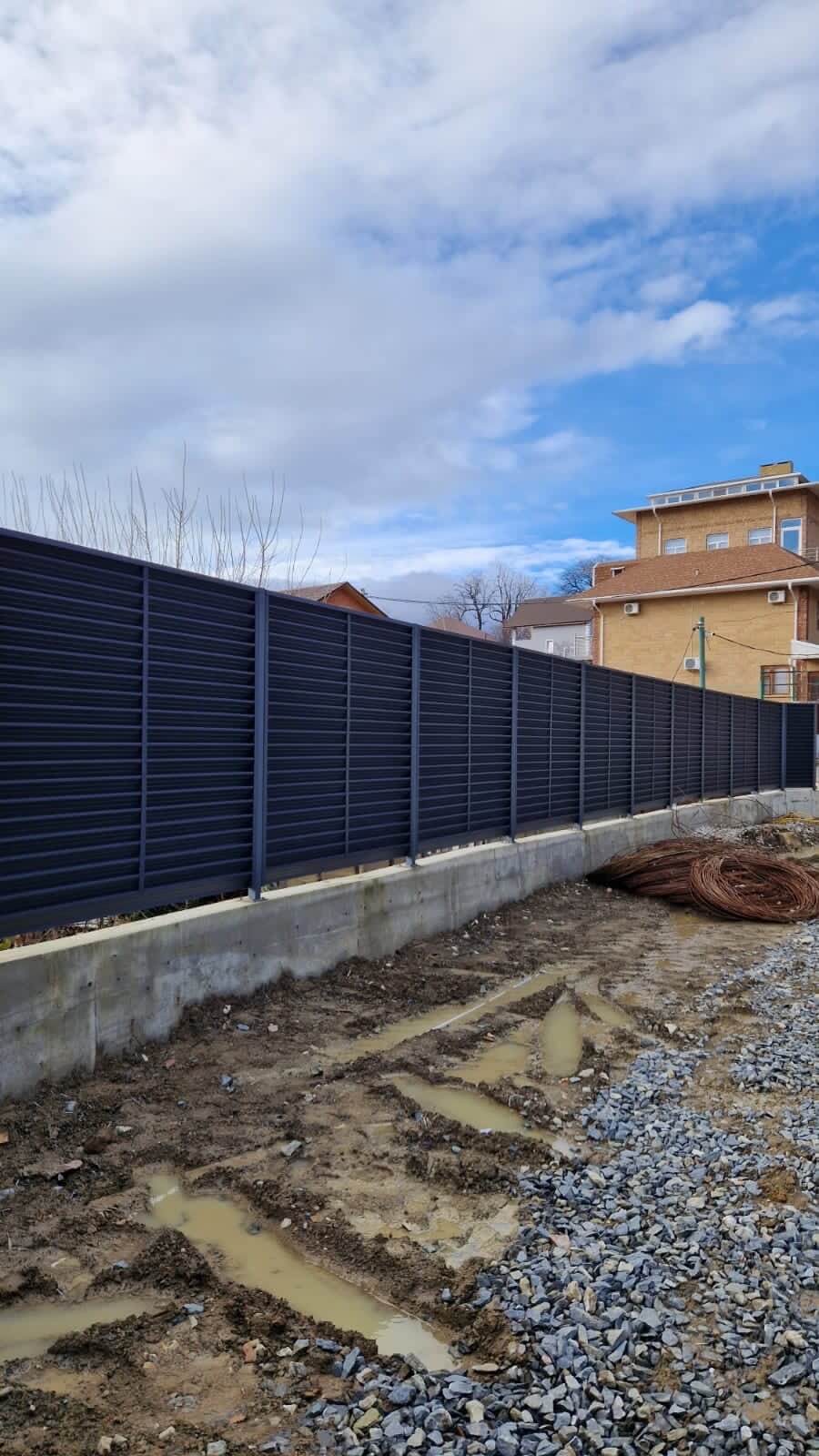 Забор-жалюзи из ламелей ЭКО-Z усиленных 87м RAL7024 Серый Графит матовый фото 6 в Ессентуках