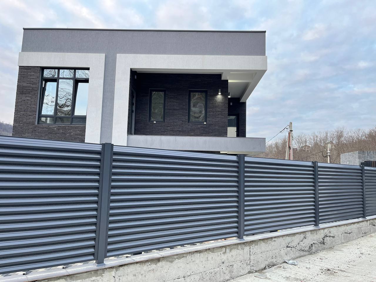 Забор-жалюзи из ламелей ЭКО-Z усиленных RAL7024/7024 Серый Графит двусторонний в Ессентуках
