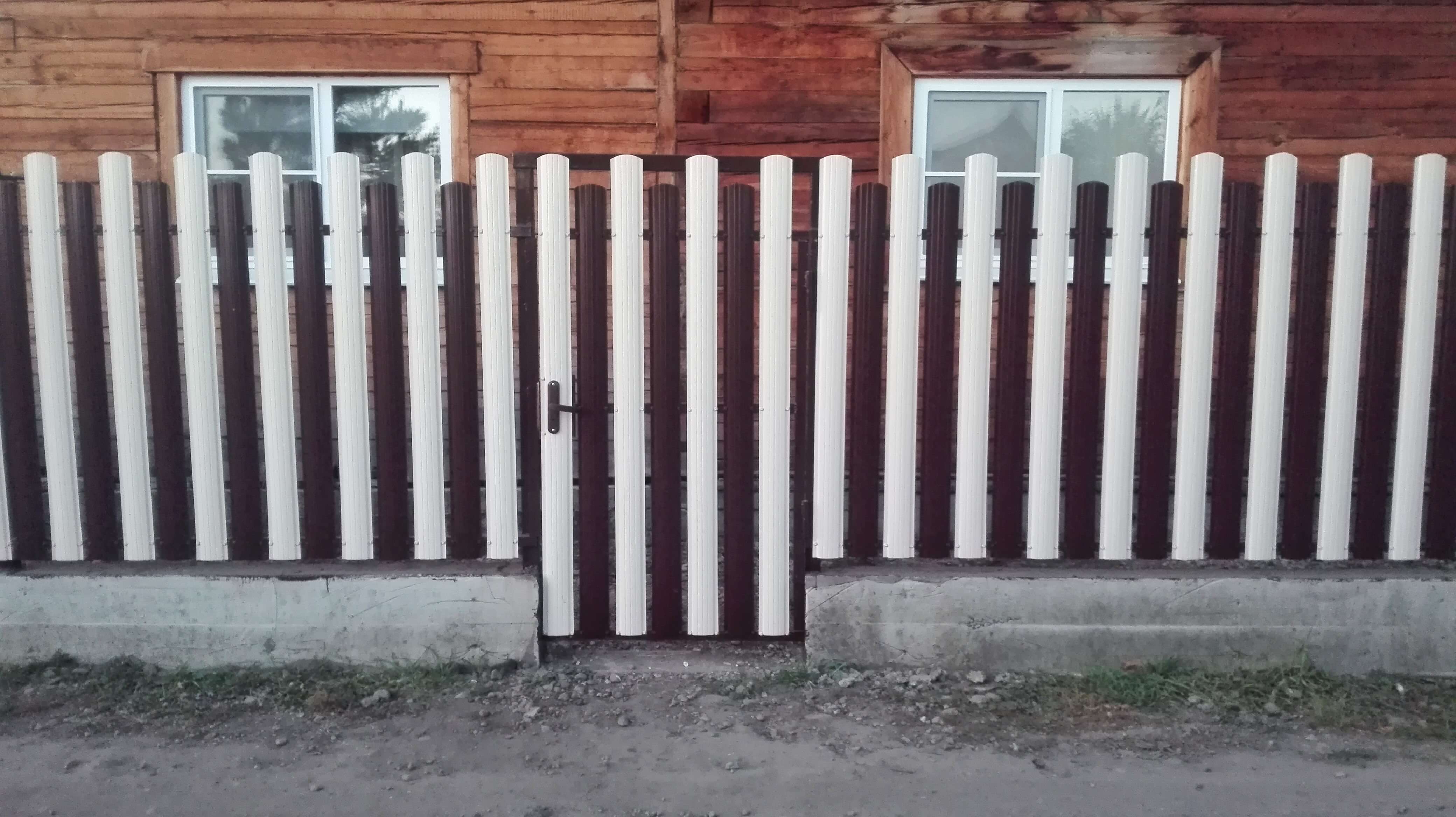 Двухцветный забор из евроштакетника 14м RAL8017 Шоколад + RAL9003 Белый в Ессентуках