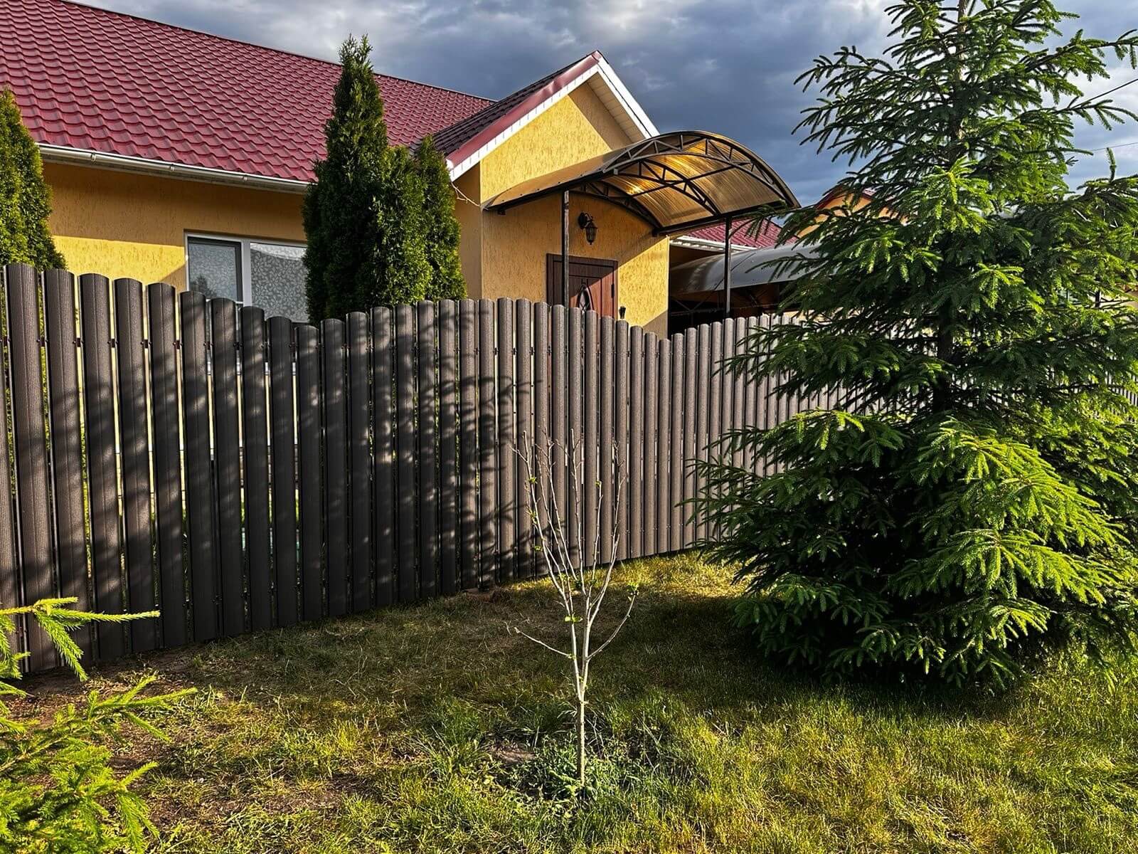 Забор из евроштакетника 37м RAL8019 Темный Шоколад МАТТЕ фото 4 в Ессентуках