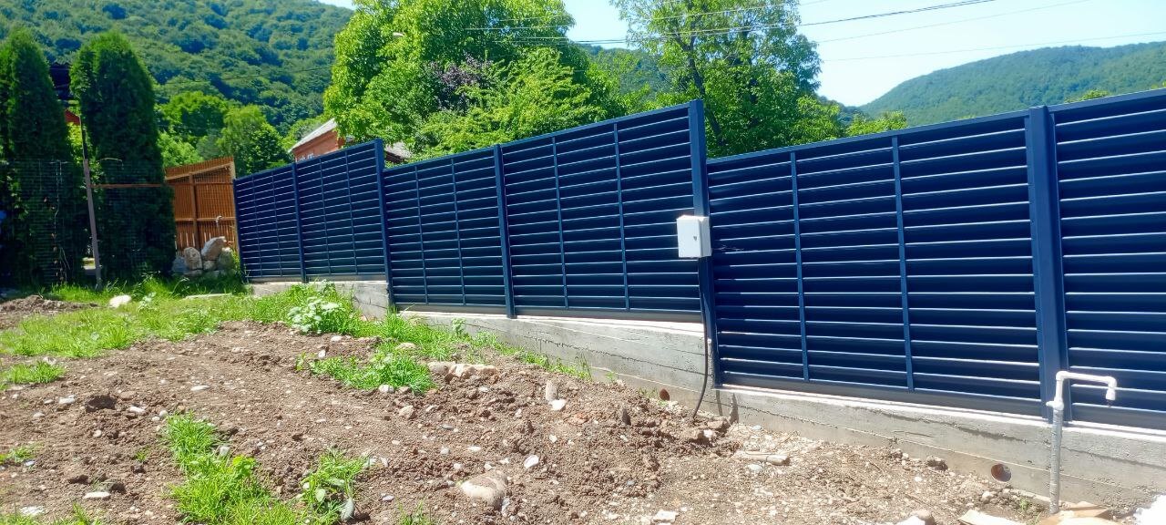Забор-жалюзи из ламелей Еврожалюзи 53м RAL7024 Серый Графит МАТТЕ фото 3 в Ессентуках