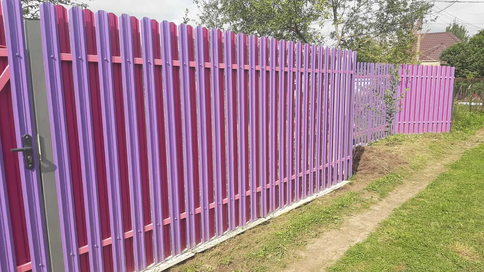 Двухцветный забор из евроштакетника 44м RAL4005 Сиреневый, RAL4006 Пурпурный фото 4 в Ессентуках