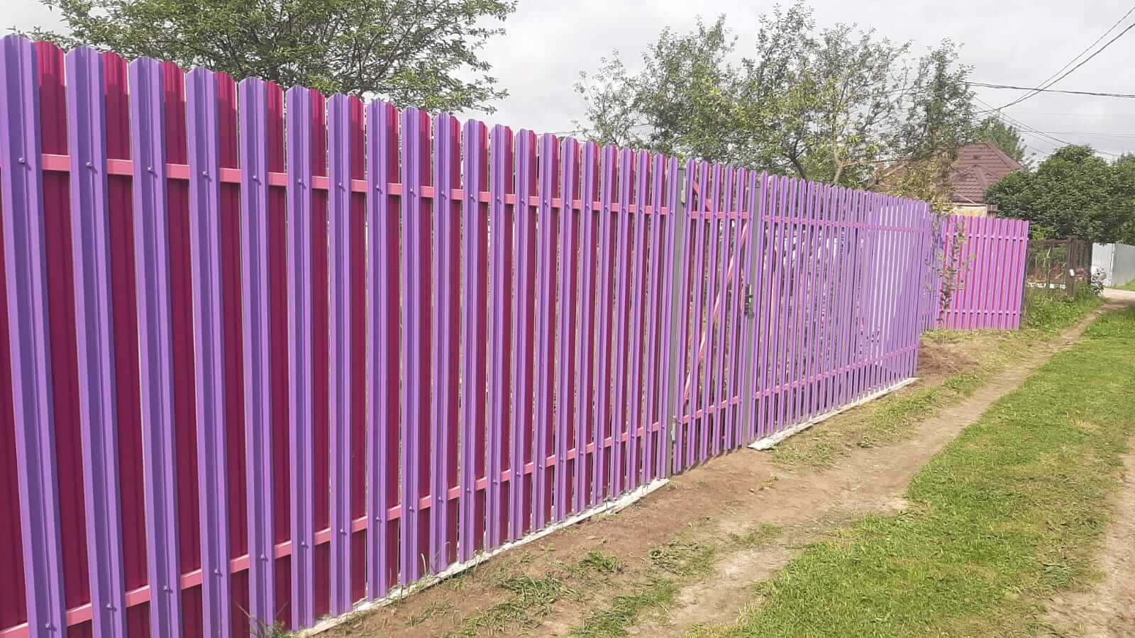 Двухцветный забор из евроштакетника 44м RAL4005 Сиреневый, RAL4006 Пурпурный фото 3 в Ессентуках