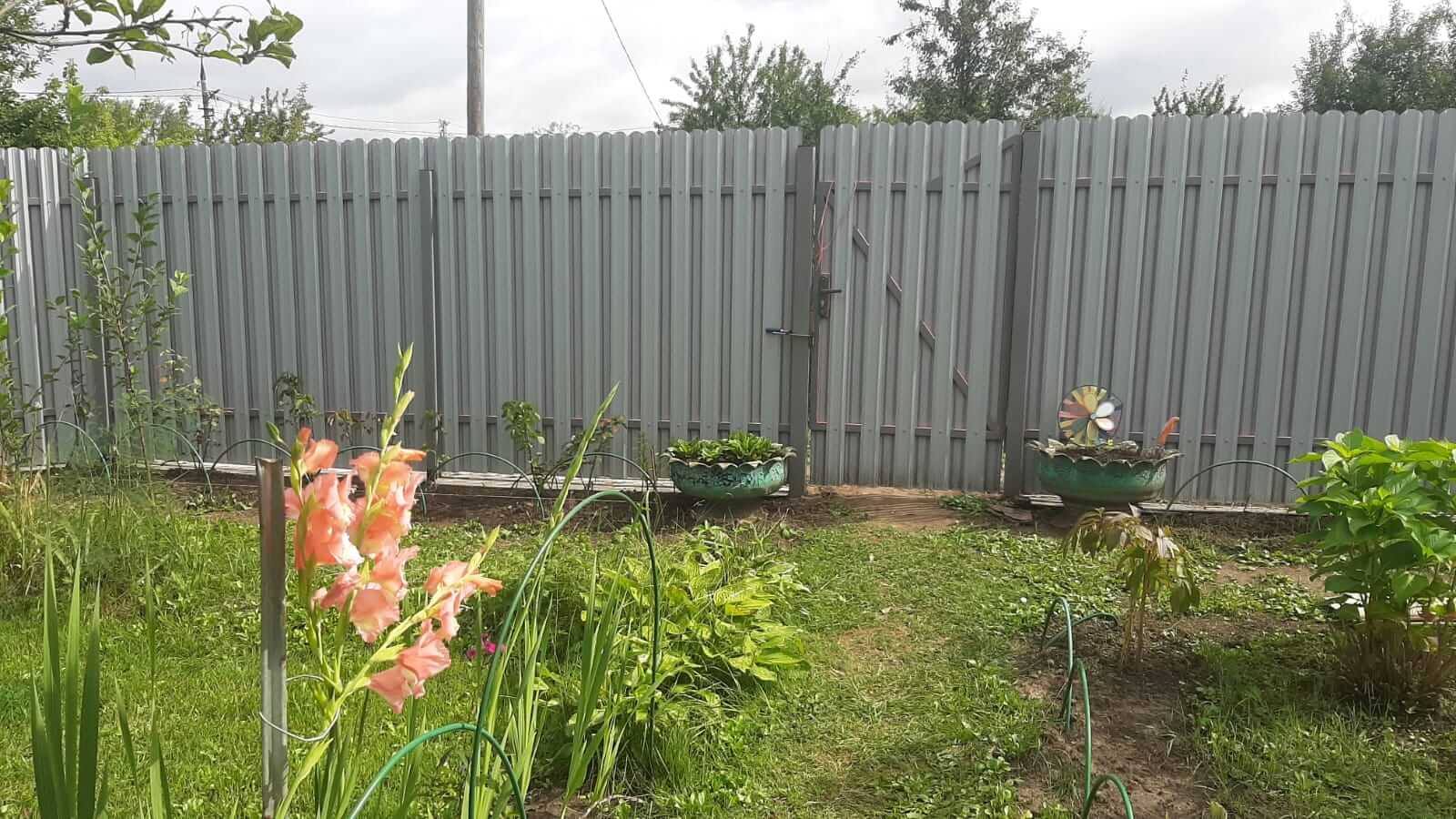 Двухцветный забор из евроштакетника 44м RAL4005 Сиреневый, RAL4006 Пурпурный фото 1 в Ессентуках