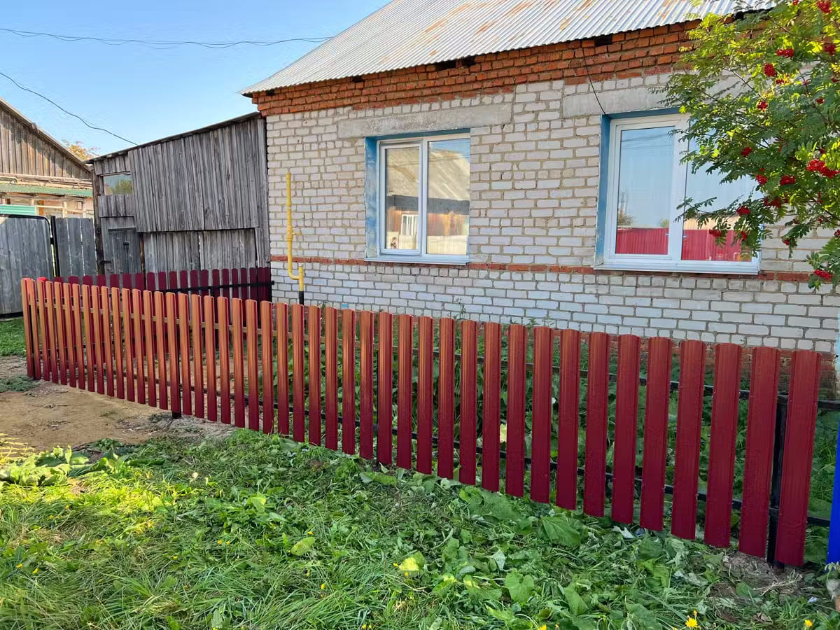 Забор из евроштакетника 9м RAL3005/3005 Красное Вино двусторонний в Ессентуках