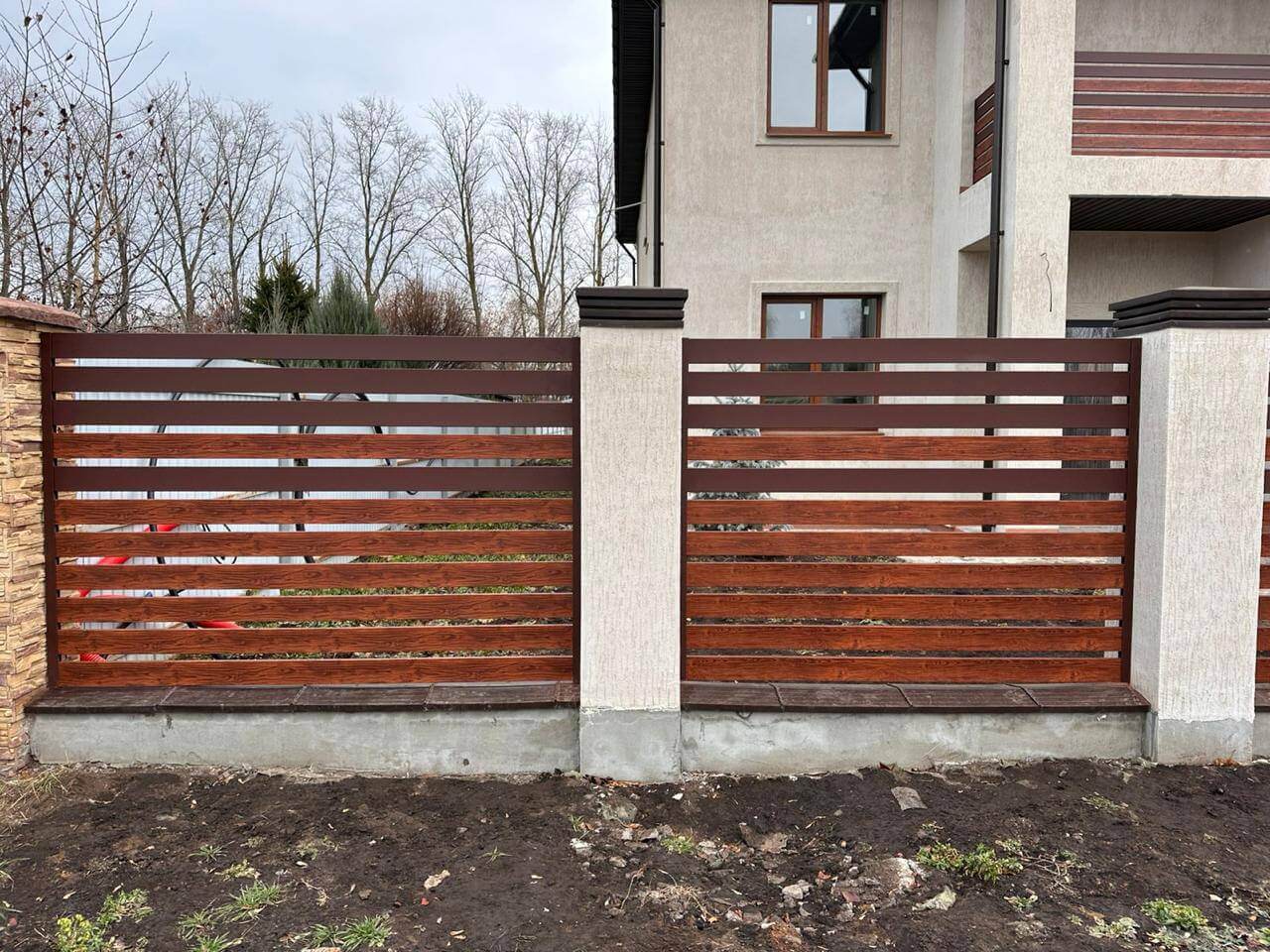 Забор-ранчо из металлопланкена 10м RAL8017 Шоколад МАТТЕ + Темное Дерево (Printech) фото 4 в Ессентуках