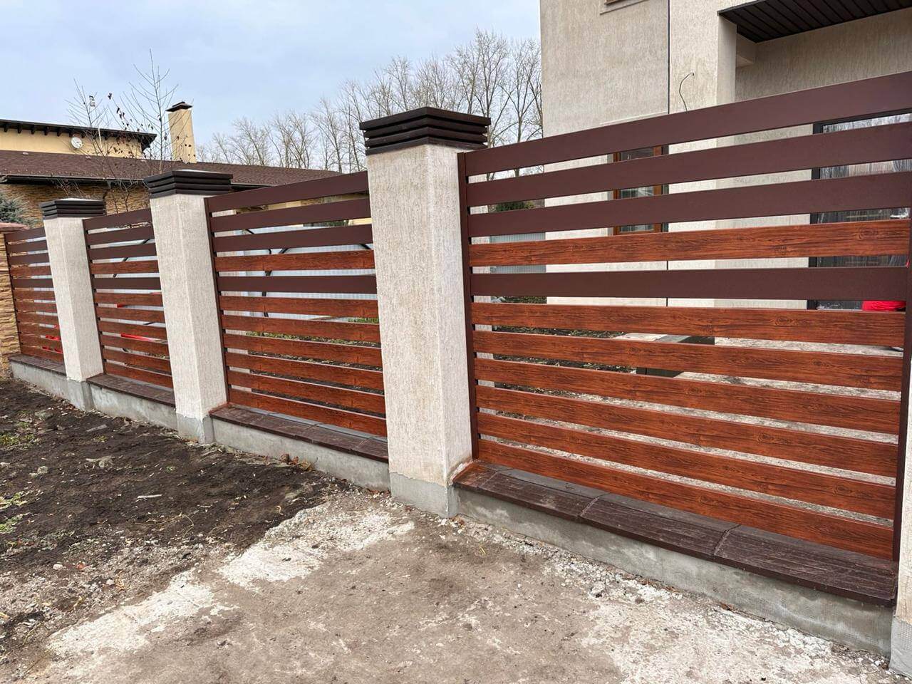 Забор-ранчо из металлопланкена 10м RAL8017 Шоколад МАТТЕ + Темное Дерево (Printech) в Ессентуках