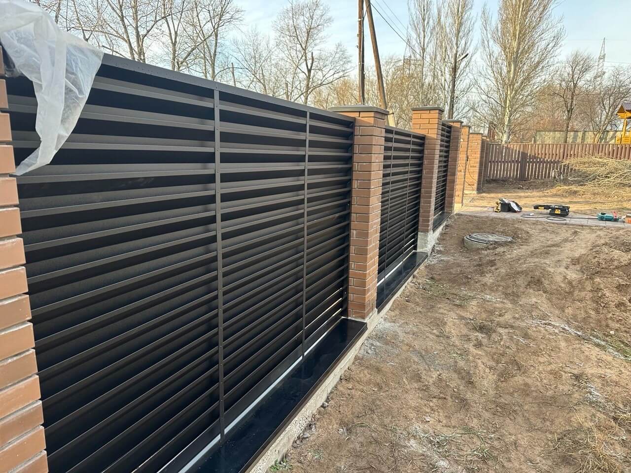 Забор-жалюзи из ламелей Хай-Тек 16м RAL9005/9005 Черный двусторонний МАТТЕ фото 1 в Ессентуках