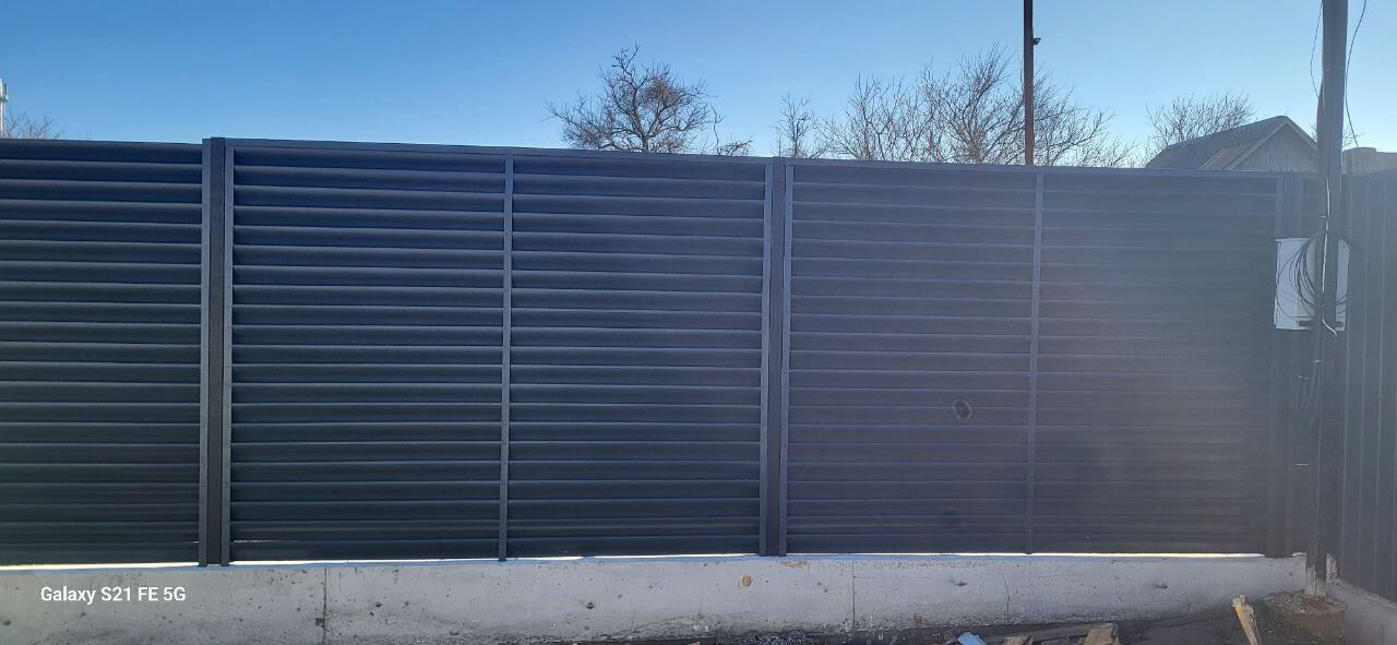 Забор из ламелей еврожалюзи 30м RAL7024/7024 Серый Графит двусторонний фото 6 в Ессентуках
