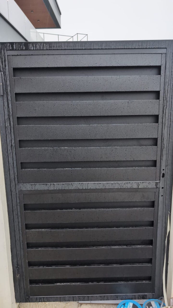 Откатные ворота с калиткой из металлопланкена RAL9005/9005 Черный двусторонний МАТТЕ фото 3 в Ессентуках
