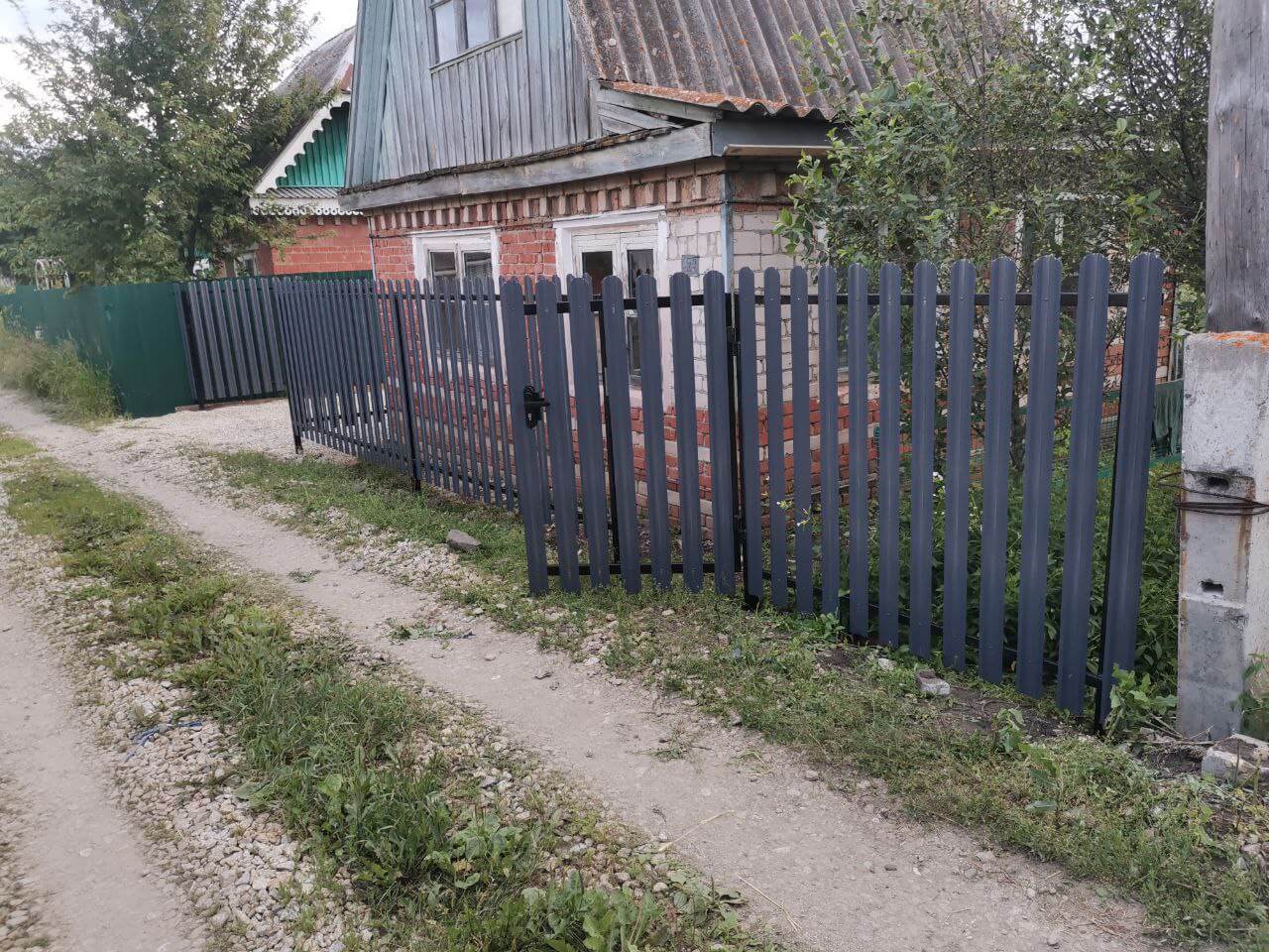 Забор из евроштакетника 7м RAL7024/7024 Серый Графит двусторонний фото 3 в Ессентуках