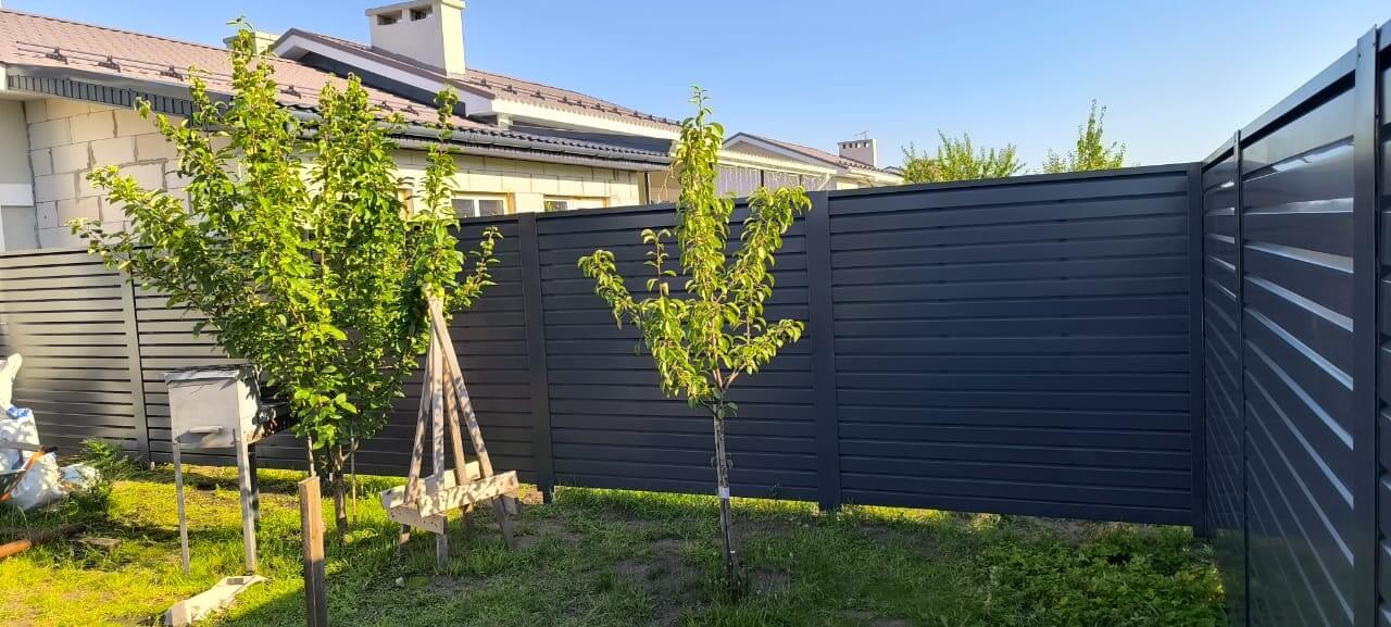 Забор-жалюзи из ламелей Хай-Тек 62м RAL7024/7024 Серый Графит двусторонний фото 4 в Ессентуках