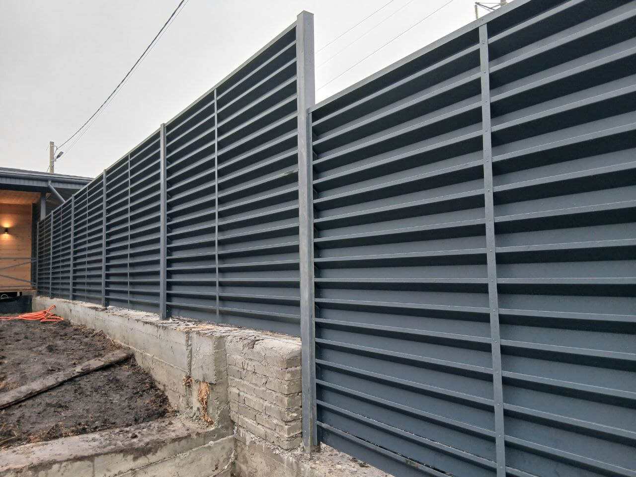 Забор-жалюзи из ламелей Хай-Тек 37м RAL7024/7024 Серый Графит двусторонний МАТТЕ фото 6 в Ессентуках