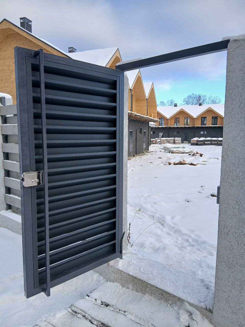 Входная группа из ламелей Хай-Тек RAL7024/7024 Серый Графит двусторонний МАТТЕ фото 21 в Ессентуках
